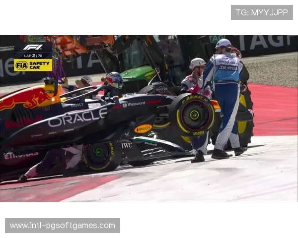 比赛尾声维斯塔潘紧追安东内利，差距不足一秒